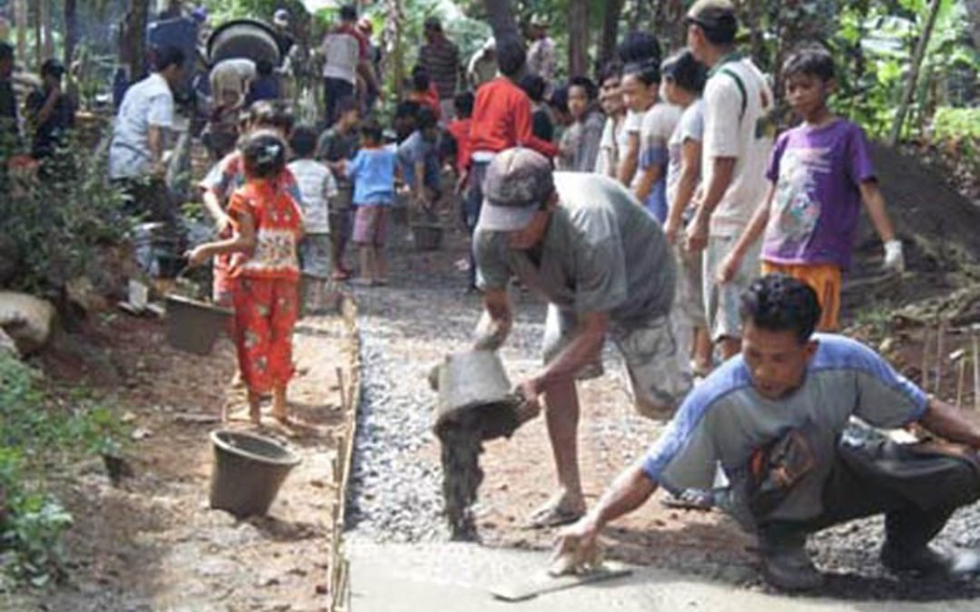 Gotong Royong Membuat Jalan